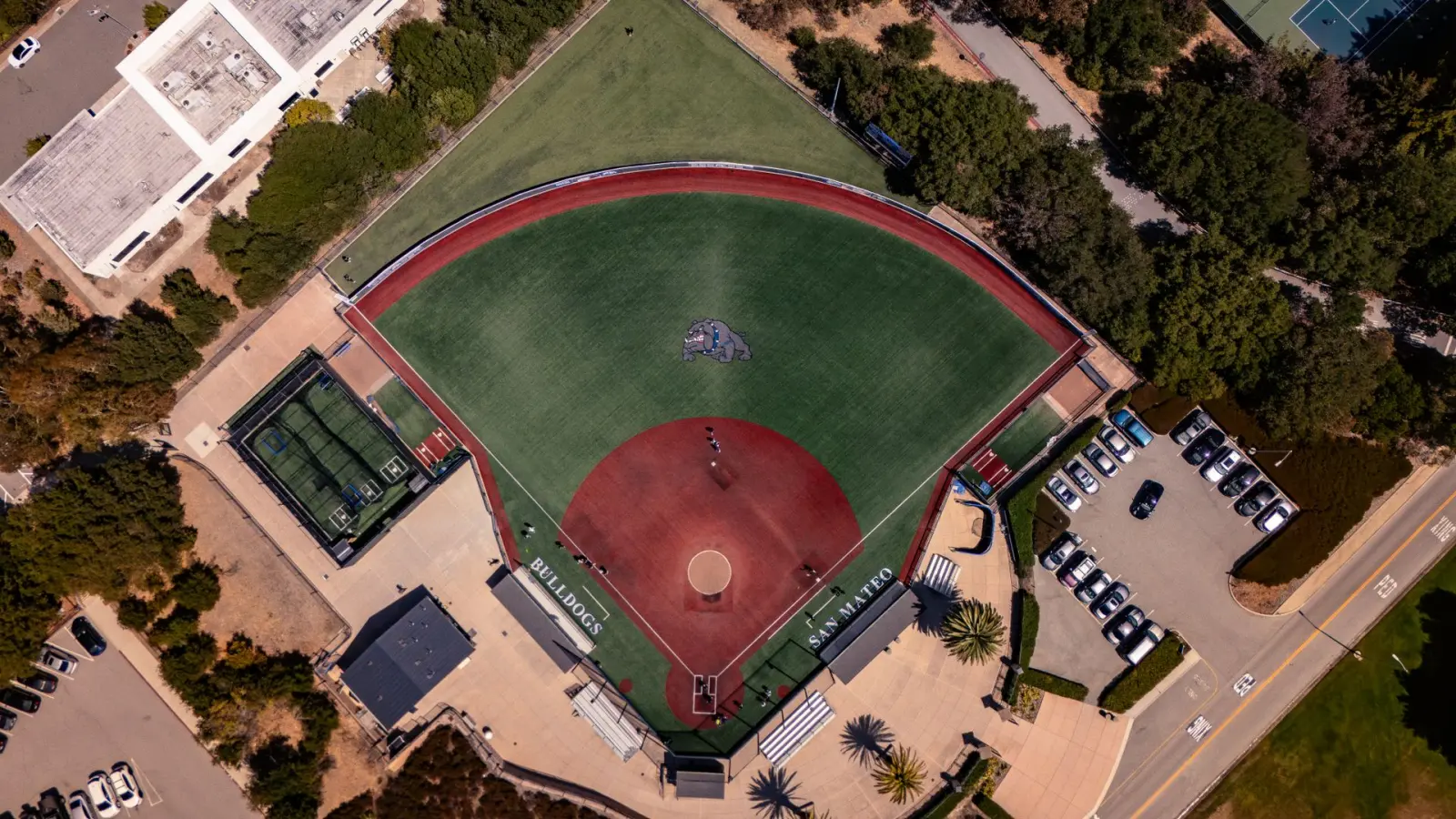 Vista aérea de un campo de béisbol y el césped que lo rodea en San Mateo, California.